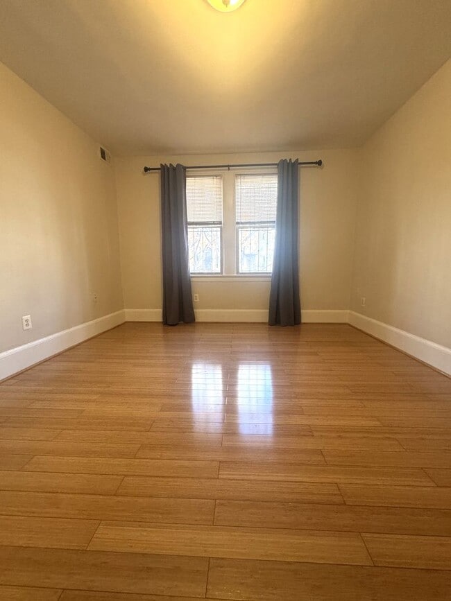Building Photo - Centrally Located 1BR/1BA Apartment in Adams Morgan – Bright, Modern & Walkable!