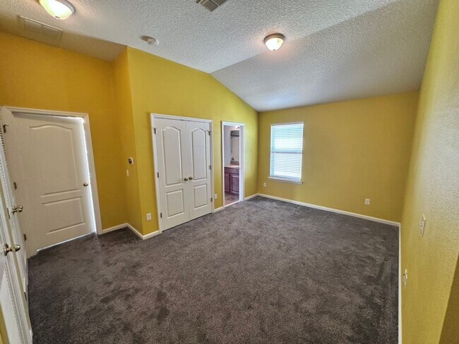 Building Photo - ***HOLIDAY SPECIAL NO RENT FOR DECEMBER*** Stylish 3BR Townhome with Garage & Walk-In Closet