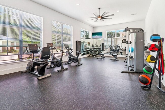 Building Photo - Luxury Living with Up to 8 Weeks Free!