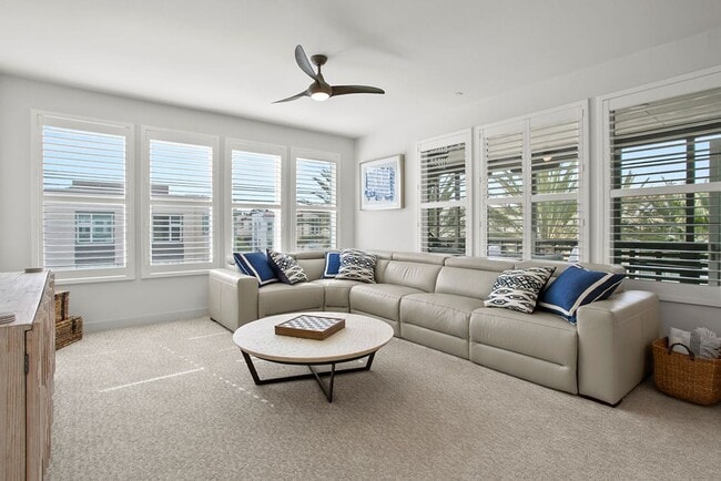 Building Photo - Luxurious Furnished Poolside Penthouse With Ocean Views!