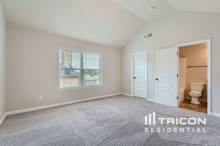 Building Photo - 744 Effendi Pl