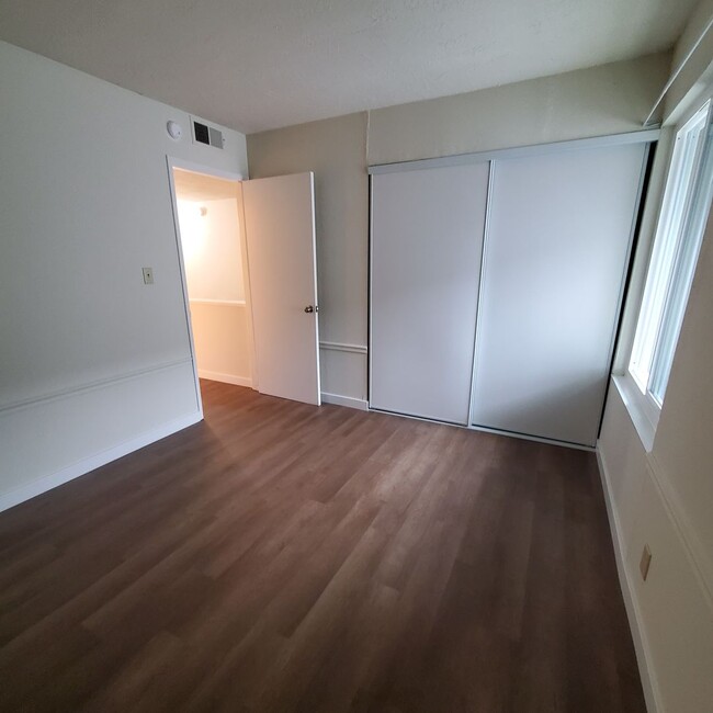 Building Photo - Remodeled 2bd/1ba 2 Story Condo Near Heart...