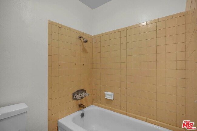 Building Photo - 620 N Kenwood St