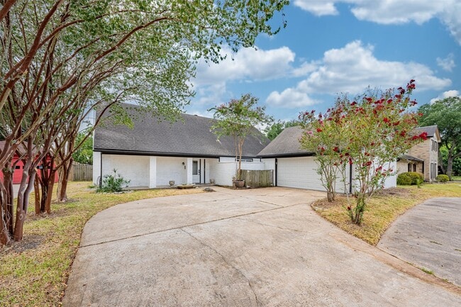 Building Photo - 6215 Portal Dr