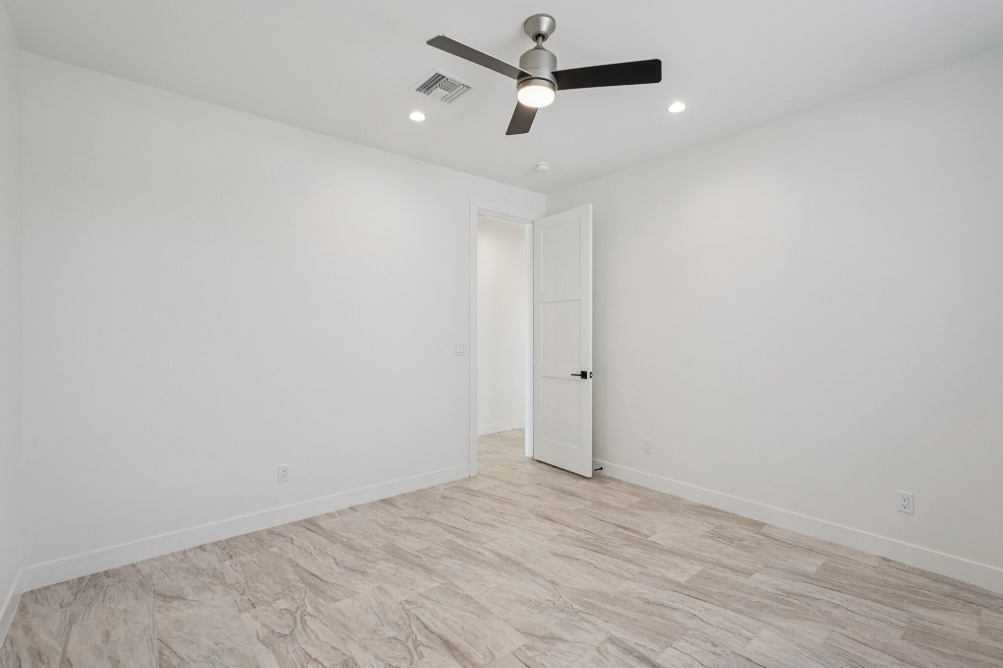 Building Photo - 910 E Roma Ave