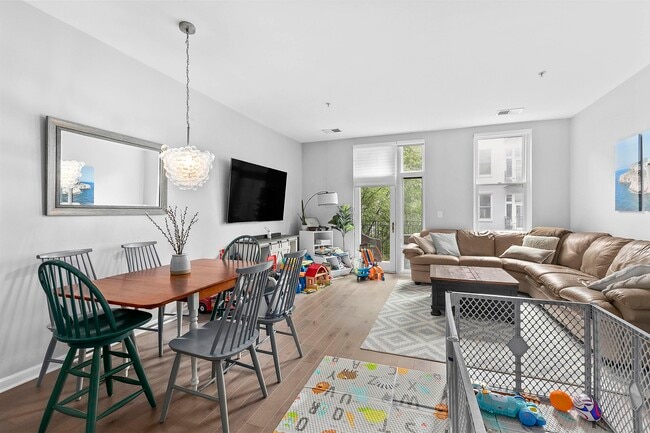 Building Photo - 1100 Adams St