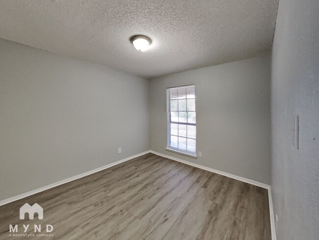 Building Photo - 717 Timberoaks Dr