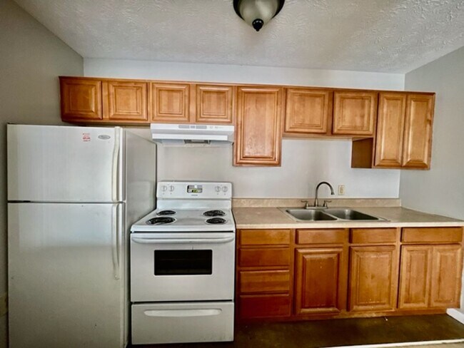 Building Photo - NORWALK - 1 Bedroom Move-In Ready!