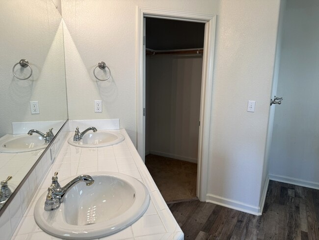 Building Photo - 10824 N Bunker Hill Dr