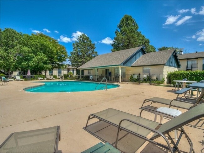 Building Photo - 1703 E Lindsey St