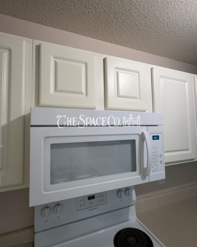 Building Photo - "Charming 2-Bedroom Retreat with 2 Full Baths on Vermont Road!"