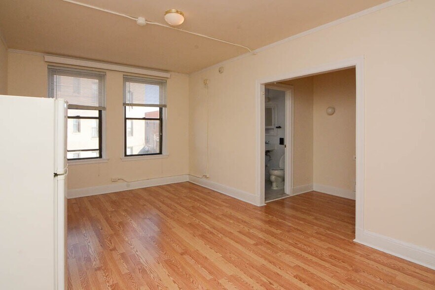 Building Photo - 3335 W Diversey Ave