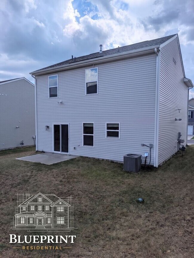 Building Photo - 2024 build, great neighborhood, stainless appliances, granite countertops!