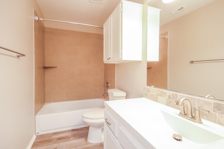 Building Photo - 15622 Thornbrook Dr