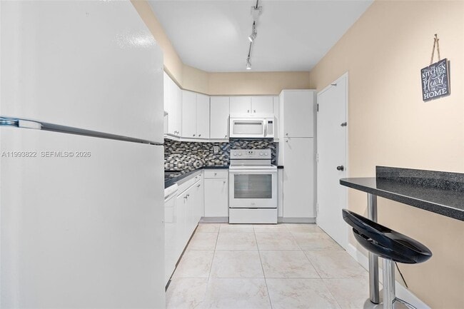 Building Photo - 500 Bayview Dr