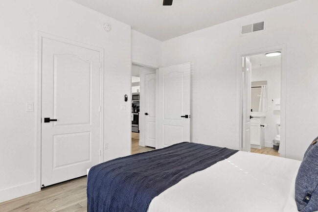 Building Photo - 875 W Pecos Rd