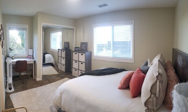 Building Photo - Immaculate 5 Bedroom 3 bath home with beautiful hill views!