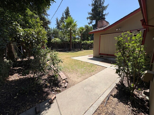 Building Photo - Visalia 2 Bed 2 Bath available now.