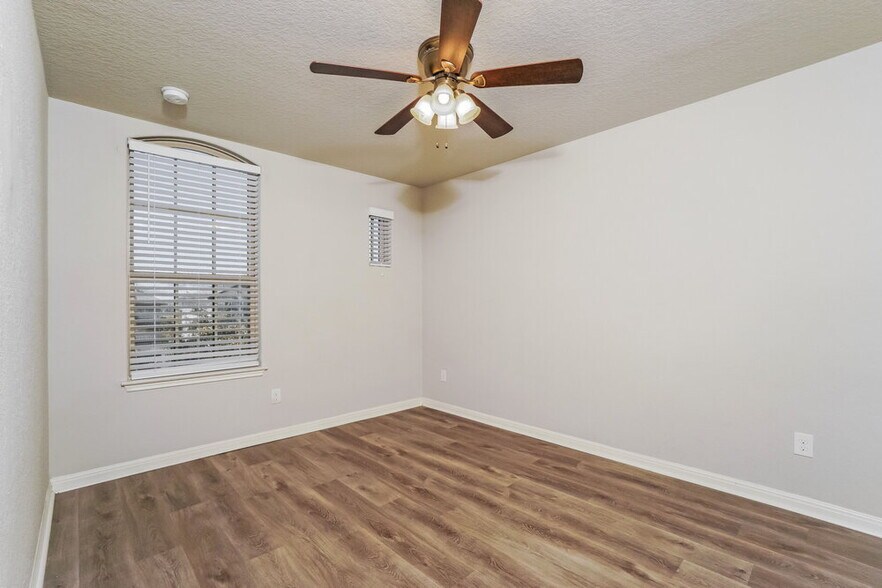 Building Photo - 3504 Silver Set