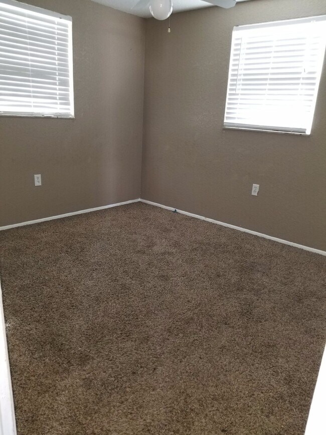 Building Photo - 5352 Poinsettia Dr