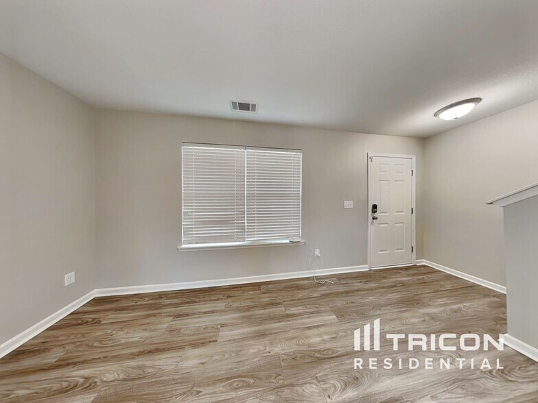 Building Photo - 2831 Village Center Dr