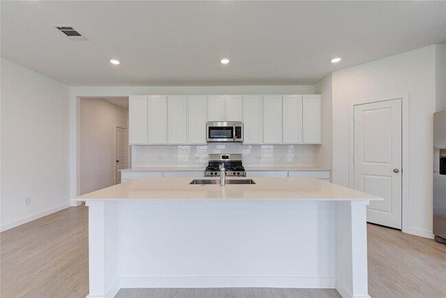 Building Photo - 400 Robin Ct