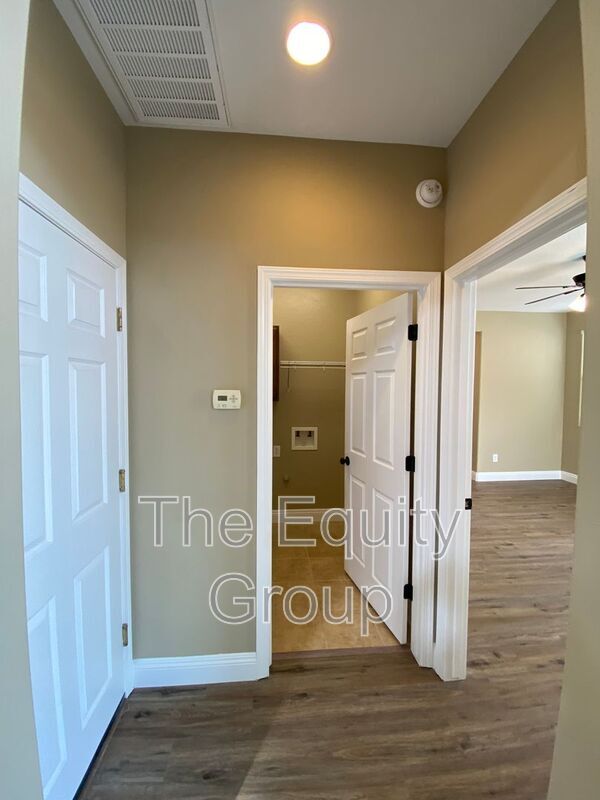 Building Photo - 1424 N Oliveto Ct