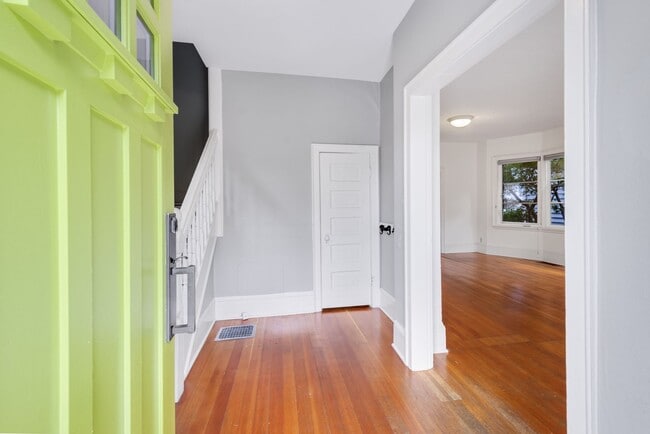 Building Photo - Charming 1906 Craftsman in Fremont — 3 Beds, Walk to Shops & Parks