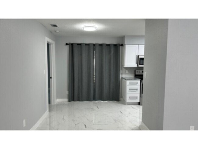 Building Photo - Recently Remodeled, Coming Soon!