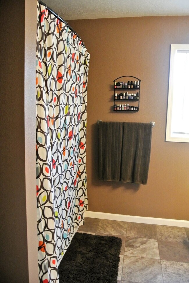 Building Photo - 2 Bedroom House!