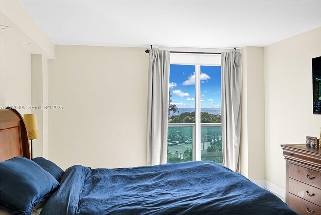 Building Photo - 100 Bayview Dr