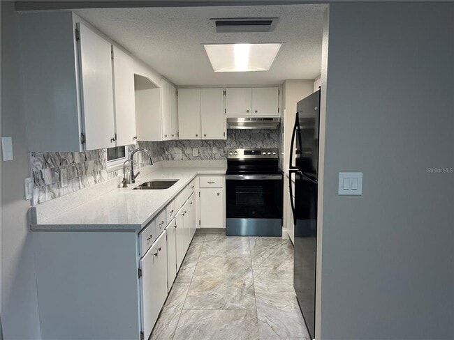 Building Photo - 880 Queen Rd