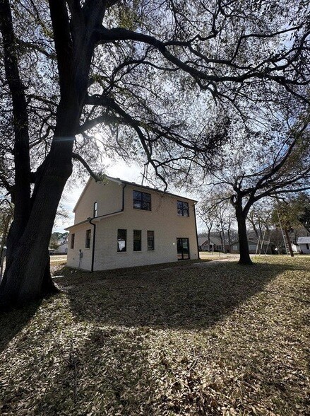 Building Photo - 118 Little John St