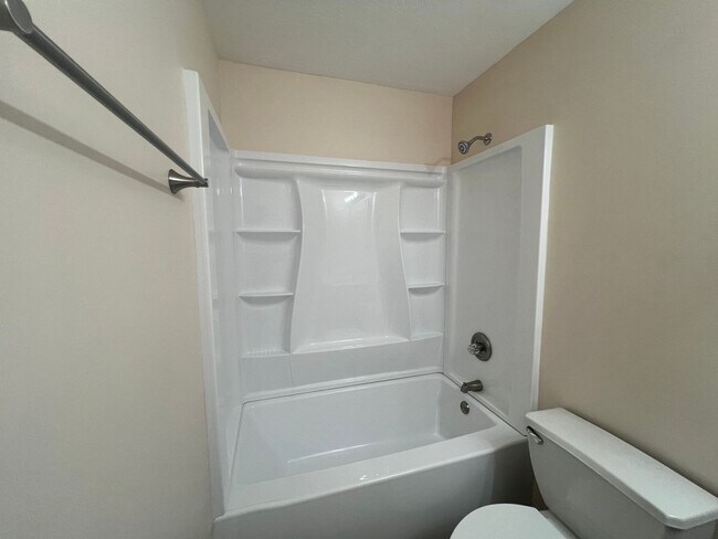 Building Photo - 3 BEDROOM-, 2 BATH MUST SEE!