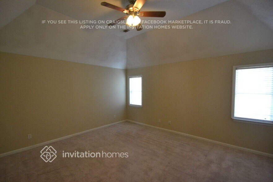 Building Photo - 1595 Versailles Dr