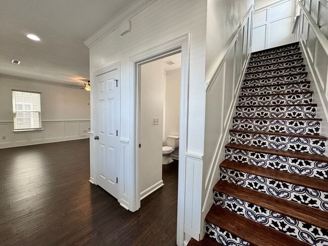 Building Photo - A Block From The Beaches! Ready 09-21-26! Oversized Parking Pad, Pet Friendly!