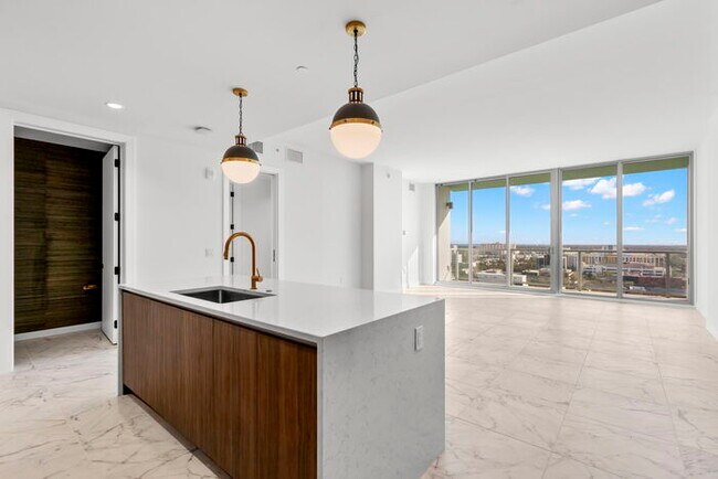 Building Photo - BEAUTIFUL Luxury Condo in Downtown St Pete...
