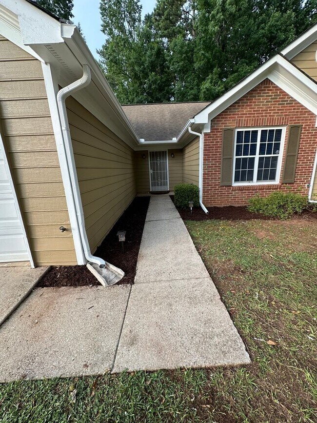 Building Photo - Charming 3 bedroom 2 bath ranch home on a ...