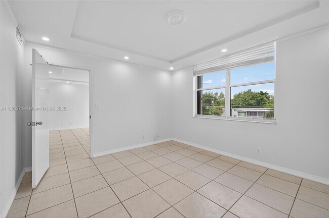 Building Photo - 1050 SE 15th St