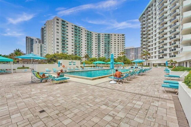 Building Photo - 3725 S Ocean Dr