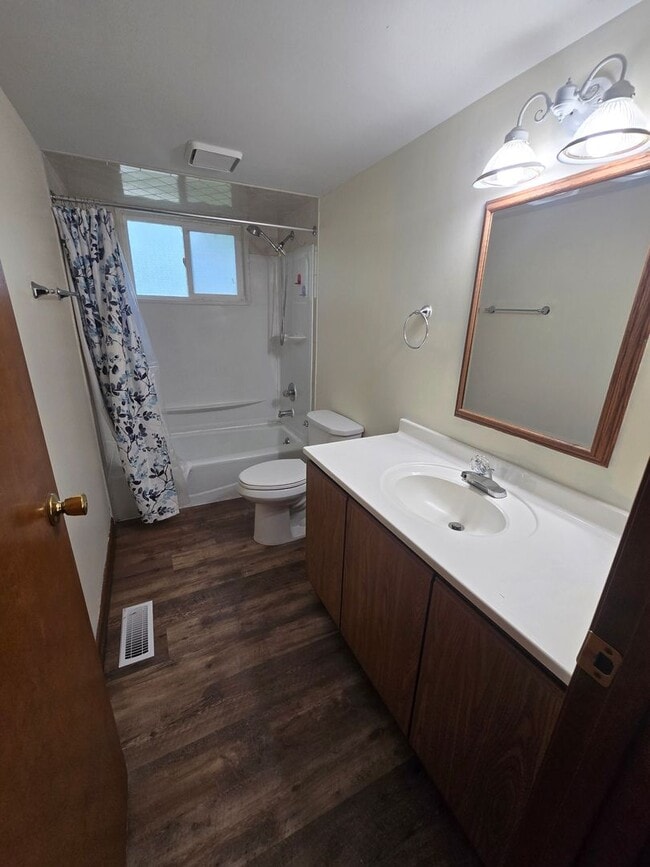 Building Photo - Updated 2 Bedroom Duplex