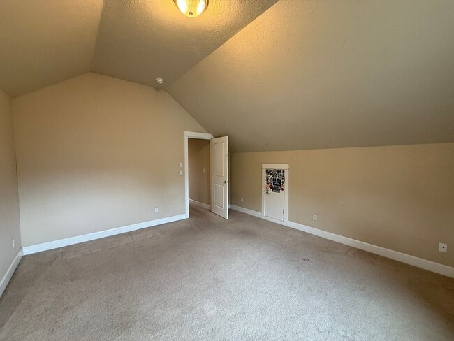 Building Photo - 3 Bedroom Home for Rent in Hood River