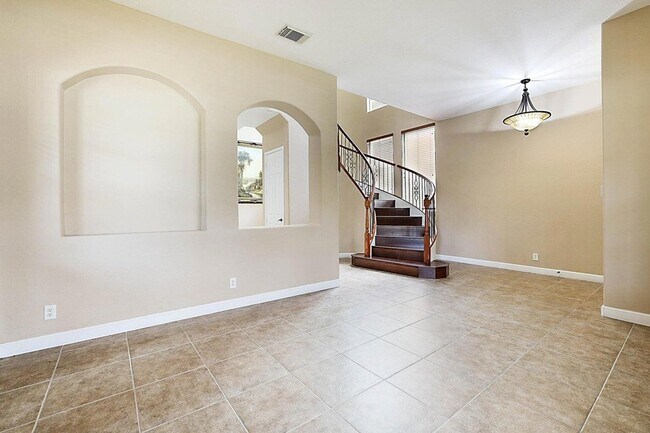 Building Photo - 748 Cresta Cir
