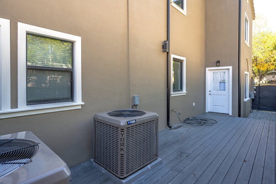 Building Photo - 494 S Marengo Ave