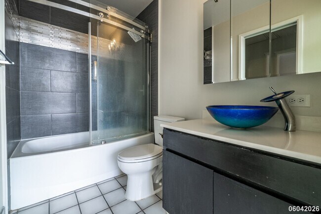Building Photo - Luxury High-Rise Living on the 38th Floor