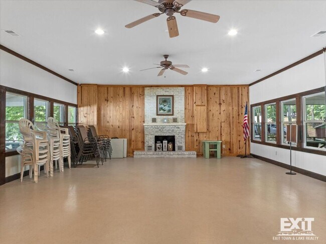 Building Photo - Welcome to this 3 Bedroom, 2 Bath Home in Wildwood Point!