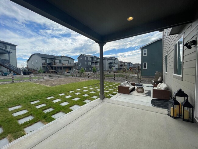 Building Photo - Stunning and spacious 4.5 bedroom, 3 bathroom home located in Morgan Hill