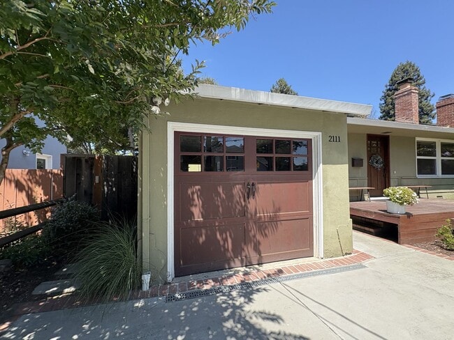 Building Photo - Beautiful 4BD/2BA Menlo Park Home with Lar...