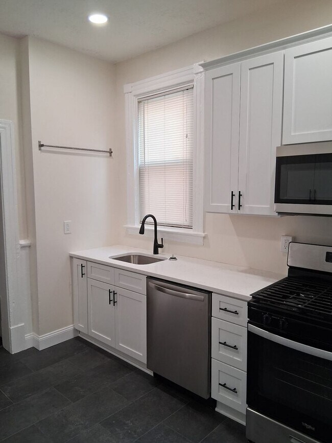 Building Photo - Beautiful 3 Bed/1 Bath in Pittsburgh's Lawrenceville Neighborhood - Prime Location!! - Available ...
