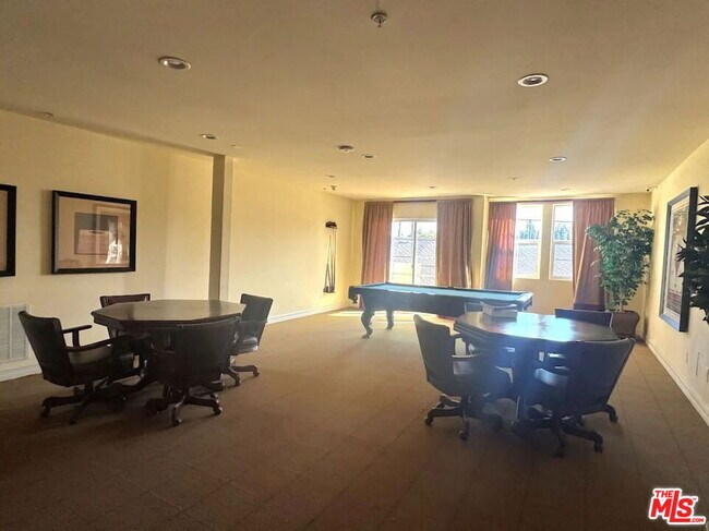 Building Photo - 14242 Burbank Blvd